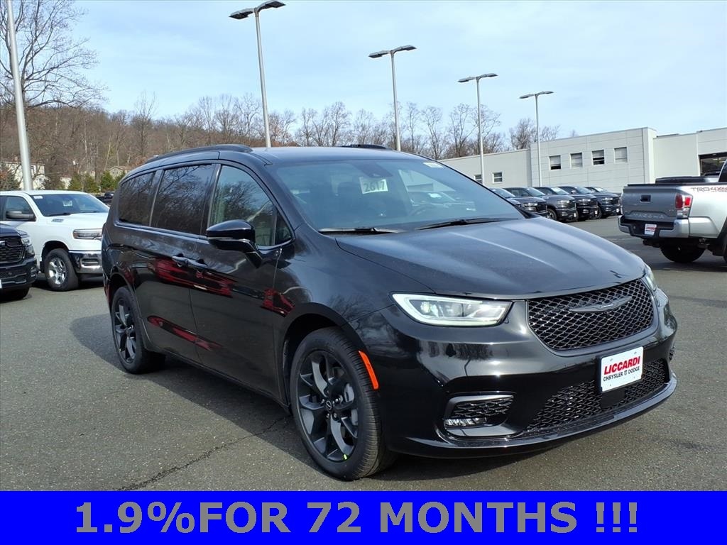 2026 Chrysler Pacifica Select's photo