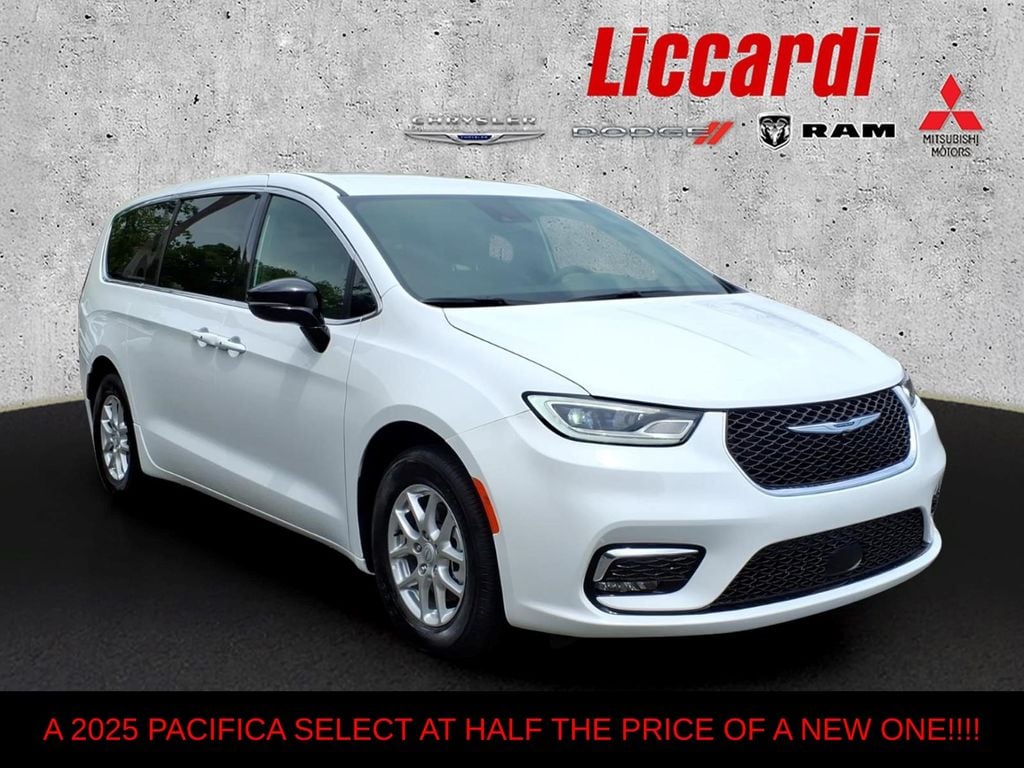 2025 Chrysler Pacifica Select's photo