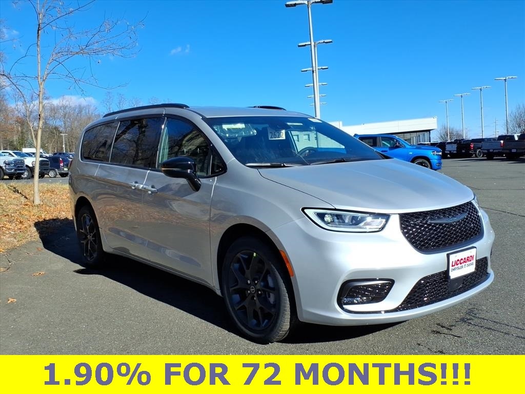 2026 Chrysler Pacifica Select's photo