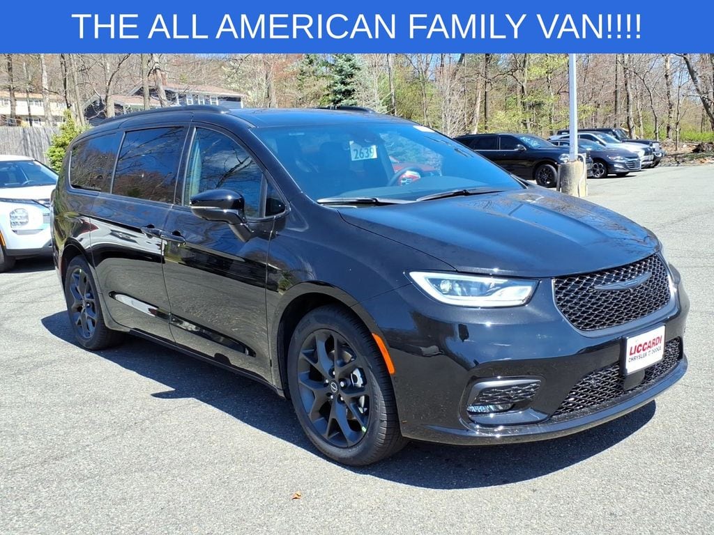 2026 Chrysler Pacifica Select's photo