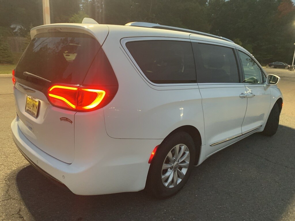 2019 Chrysler Pacifica Touring L photo 3