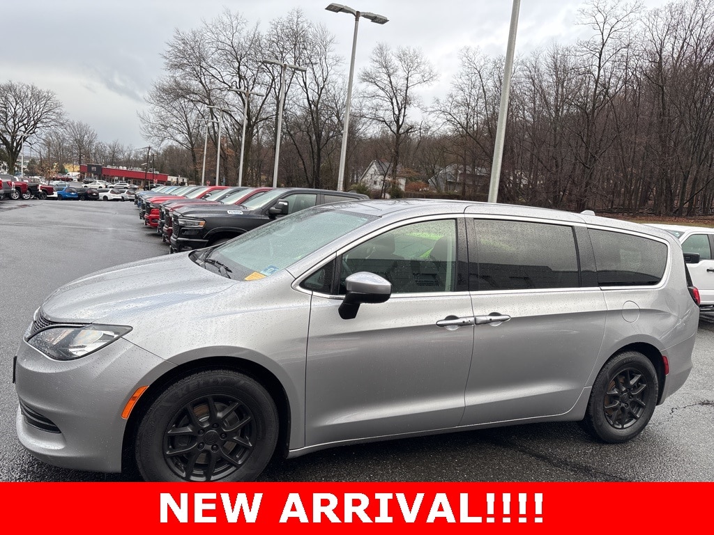 Used 2017 Chrysler Pacifica Touring with VIN 2C4RC1DG6HR552244 for sale in Green Brook Township, NJ