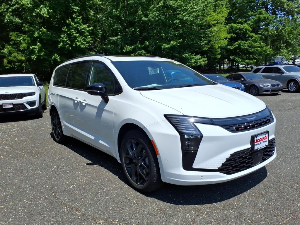 2027 Chrysler Pacifica Limited AWD's photo