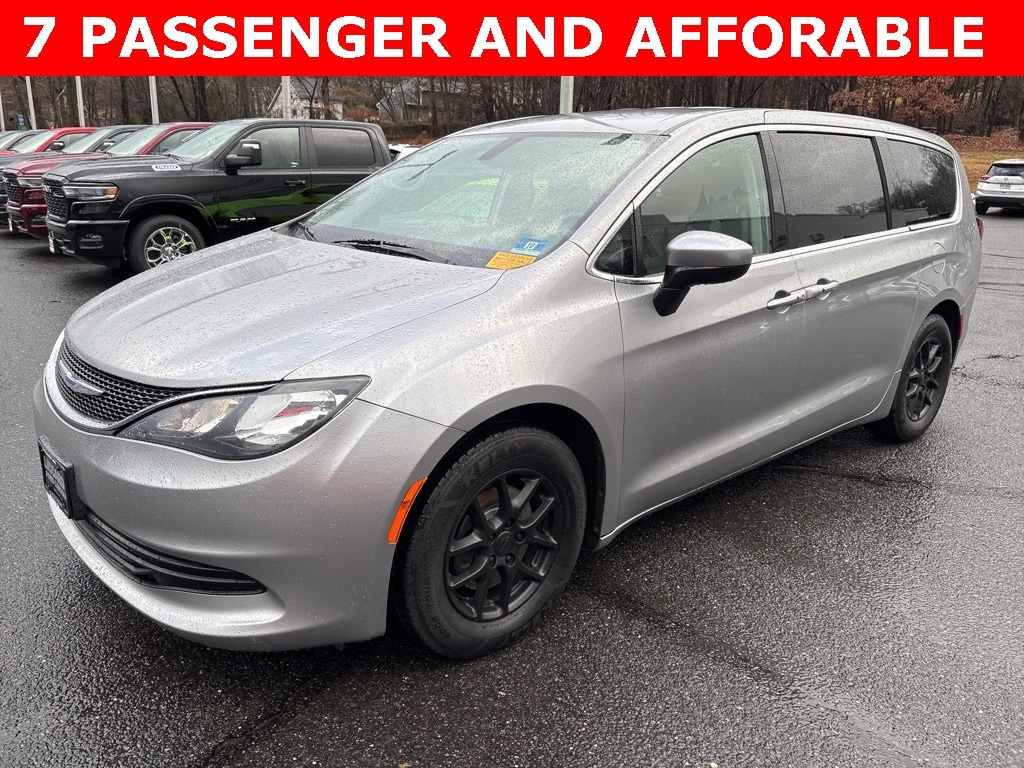 2017 Chrysler Pacifica Touring's photo