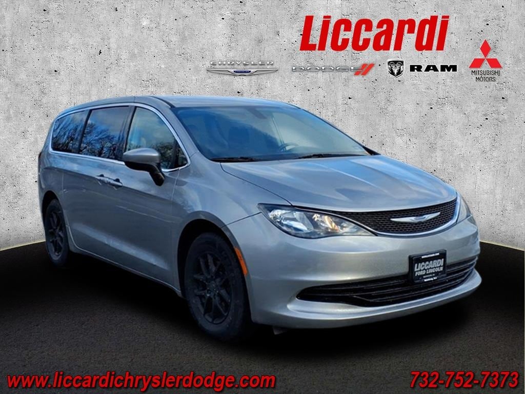 2017 Chrysler Pacifica Touring's photo