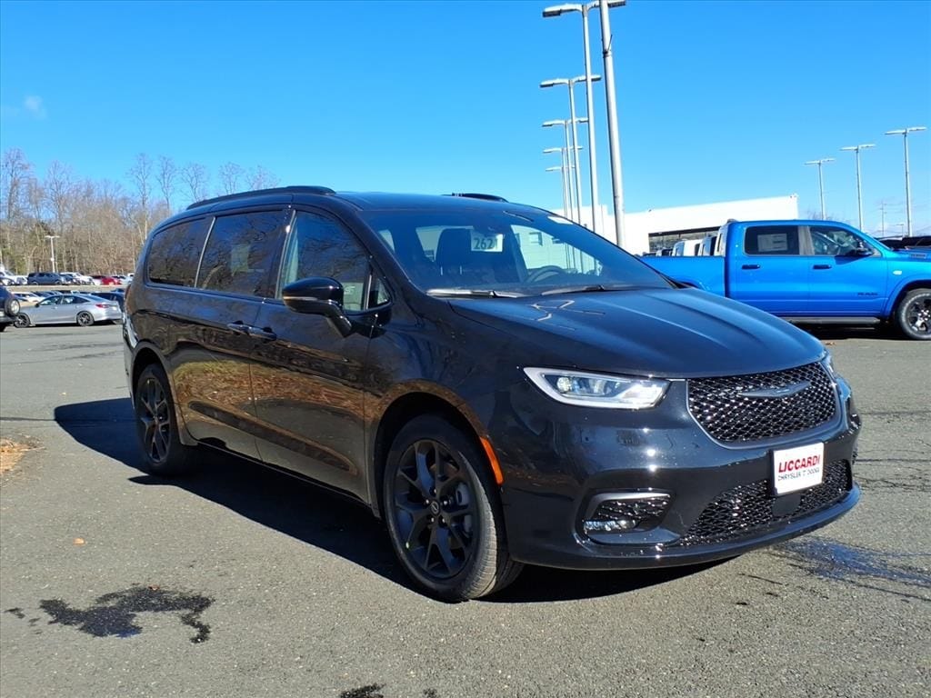 2026 Chrysler Pacifica Select's photo