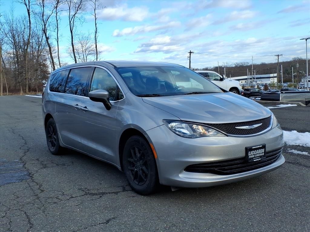 2017 Chrysler Pacifica Touring's photo
