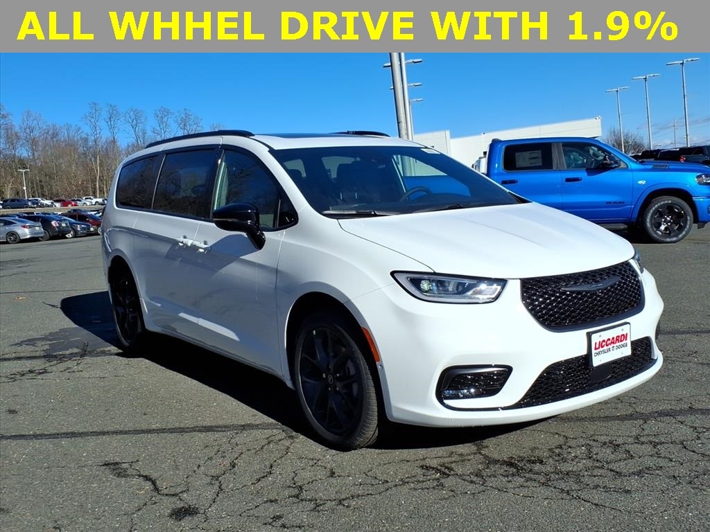 2026 Chrysler Pacifica Limited's photo