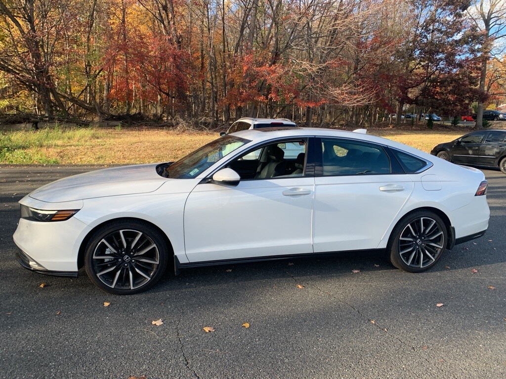 2023 Honda Accord Hybrid Touring photo 2