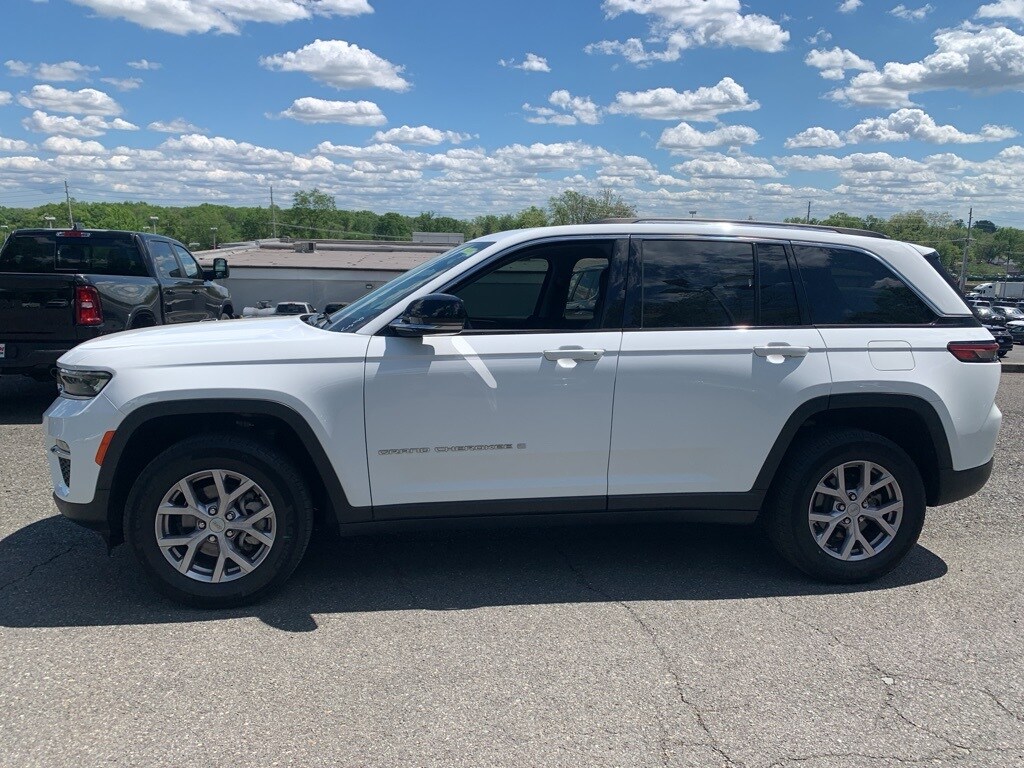 2022 Jeep Grand Cherokee Limited photo 2