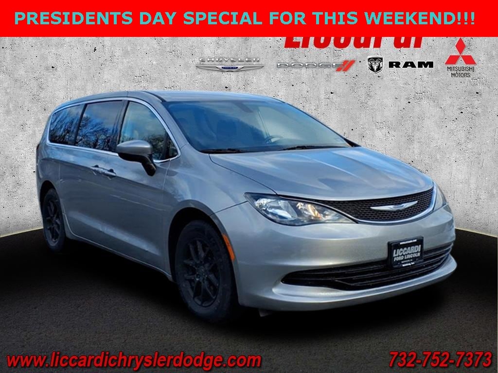 Used 2017 Chrysler Pacifica Touring Minivan/Van
