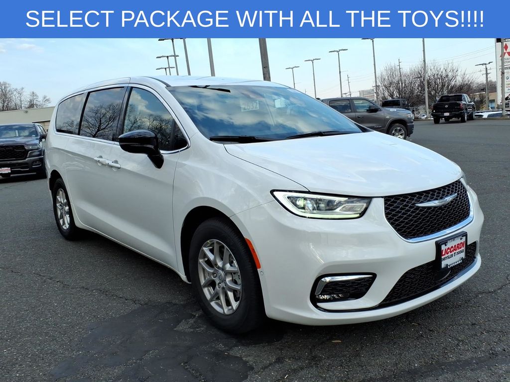 2026 Chrysler Pacifica Select's photo