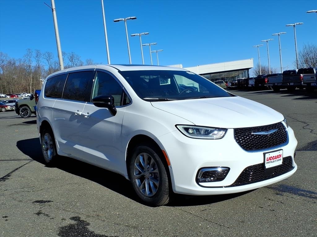 2026 Chrysler Pacifica Select's photo