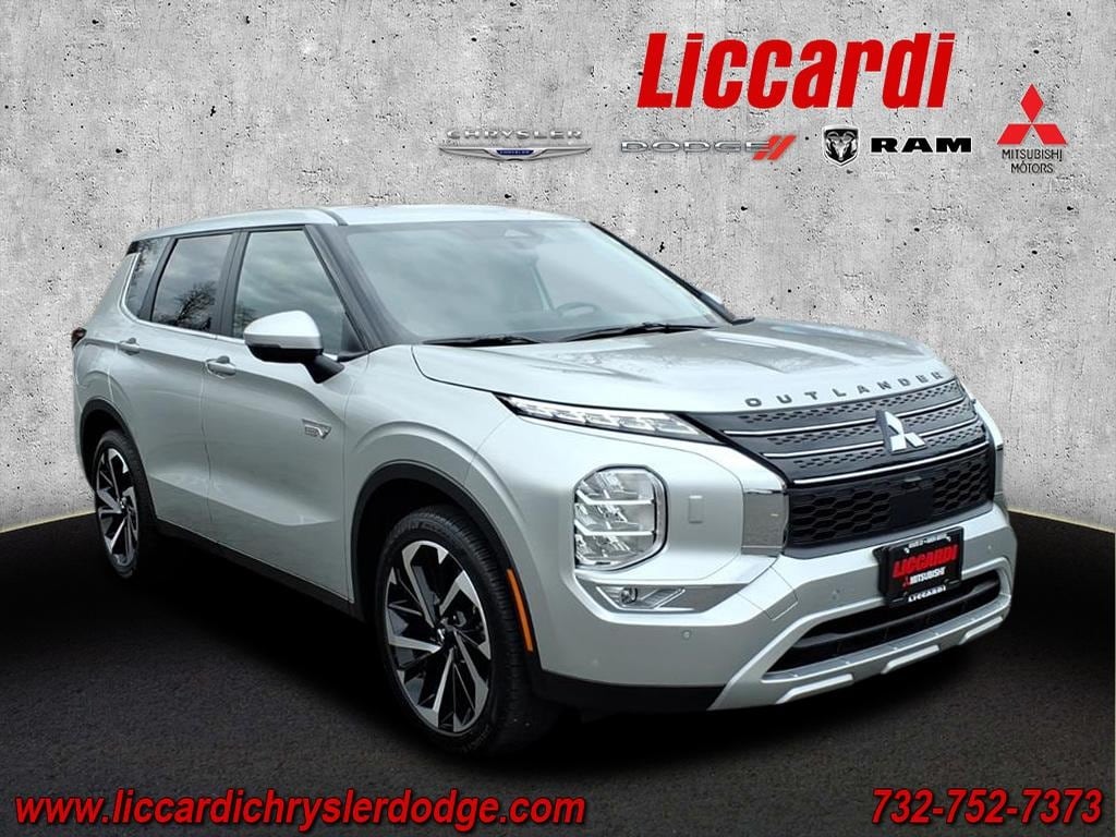 2025 Mitsubishi Outlander Plug-in Hybrid SE's photo