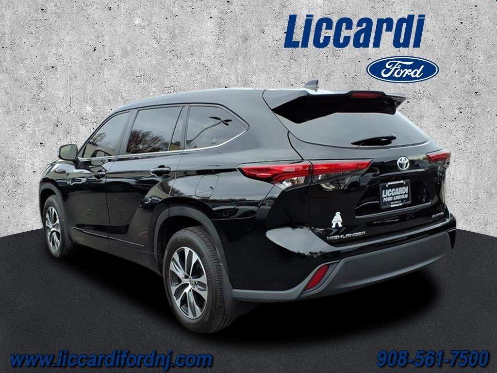 2023 Toyota Highlander L photo 3