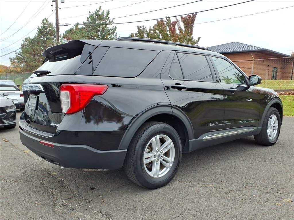 2023 Ford Explorer XLT photo 2