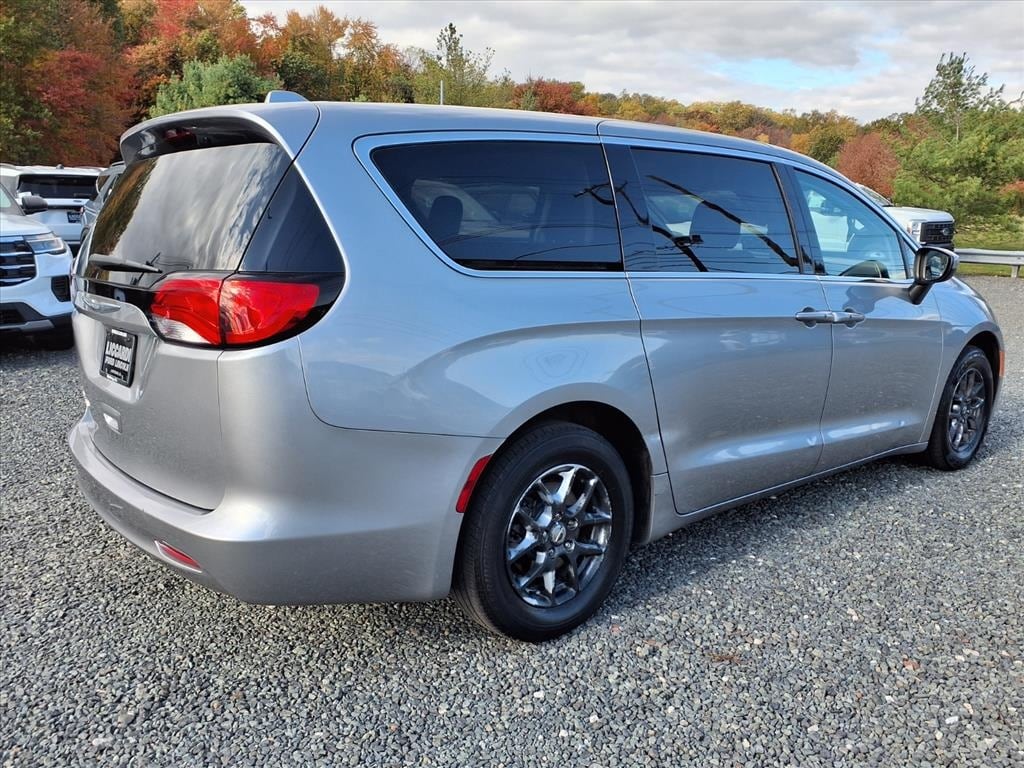 Used 2017 Chrysler Pacifica Touring Minivan/Van