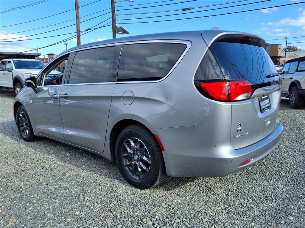 Used 2017 Chrysler Pacifica Touring Minivan/Van