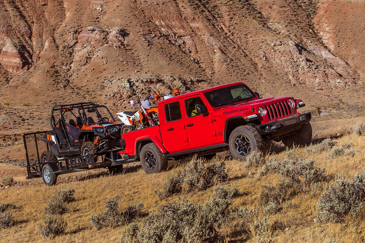 Compare the Jeep Wrangler vs. Jeep Gladiator Lifted Trucks