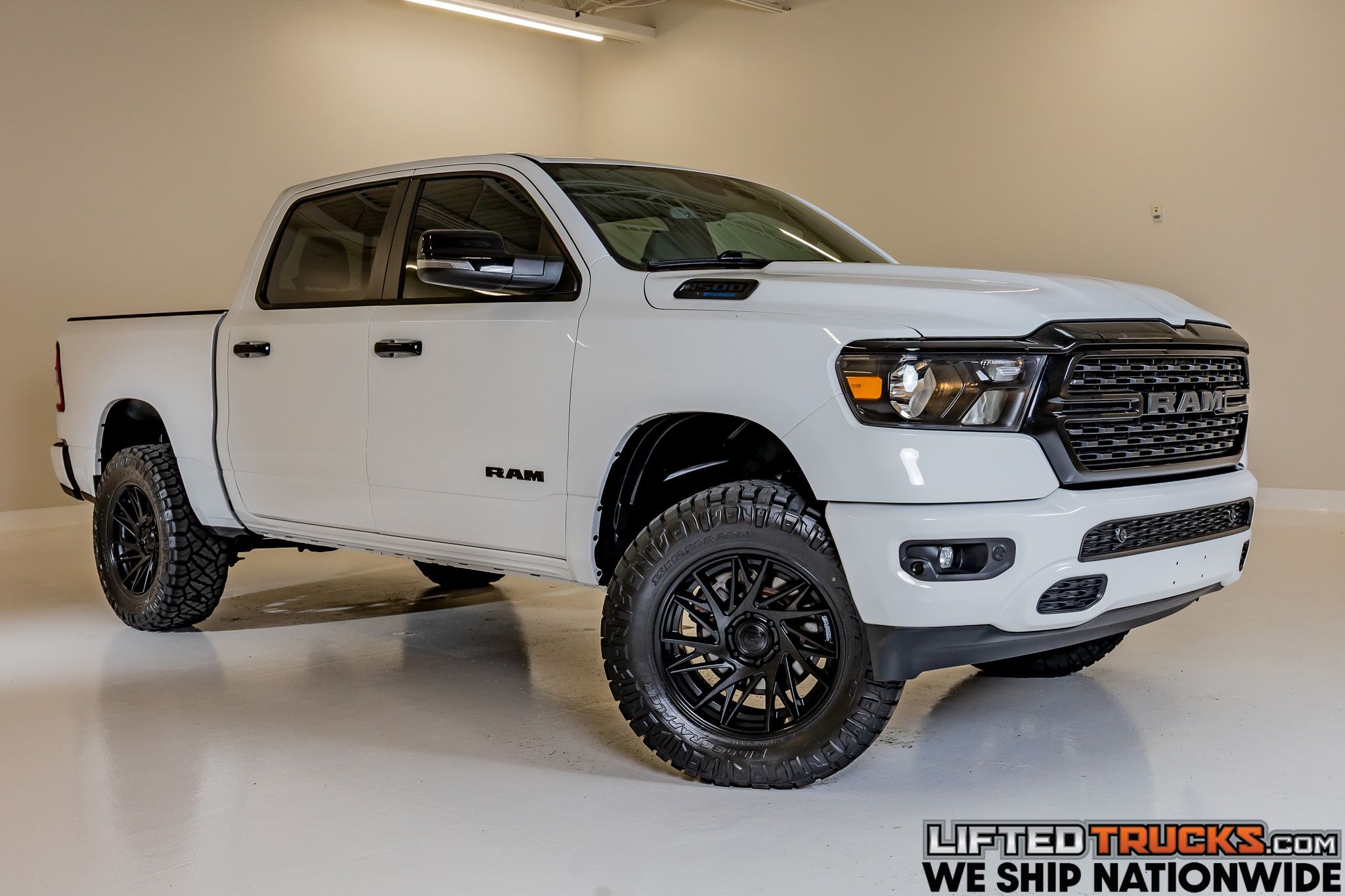 2023 RAM 1500 Big Horn/Lone Star 4x4 Crew Cab 5'7's photo