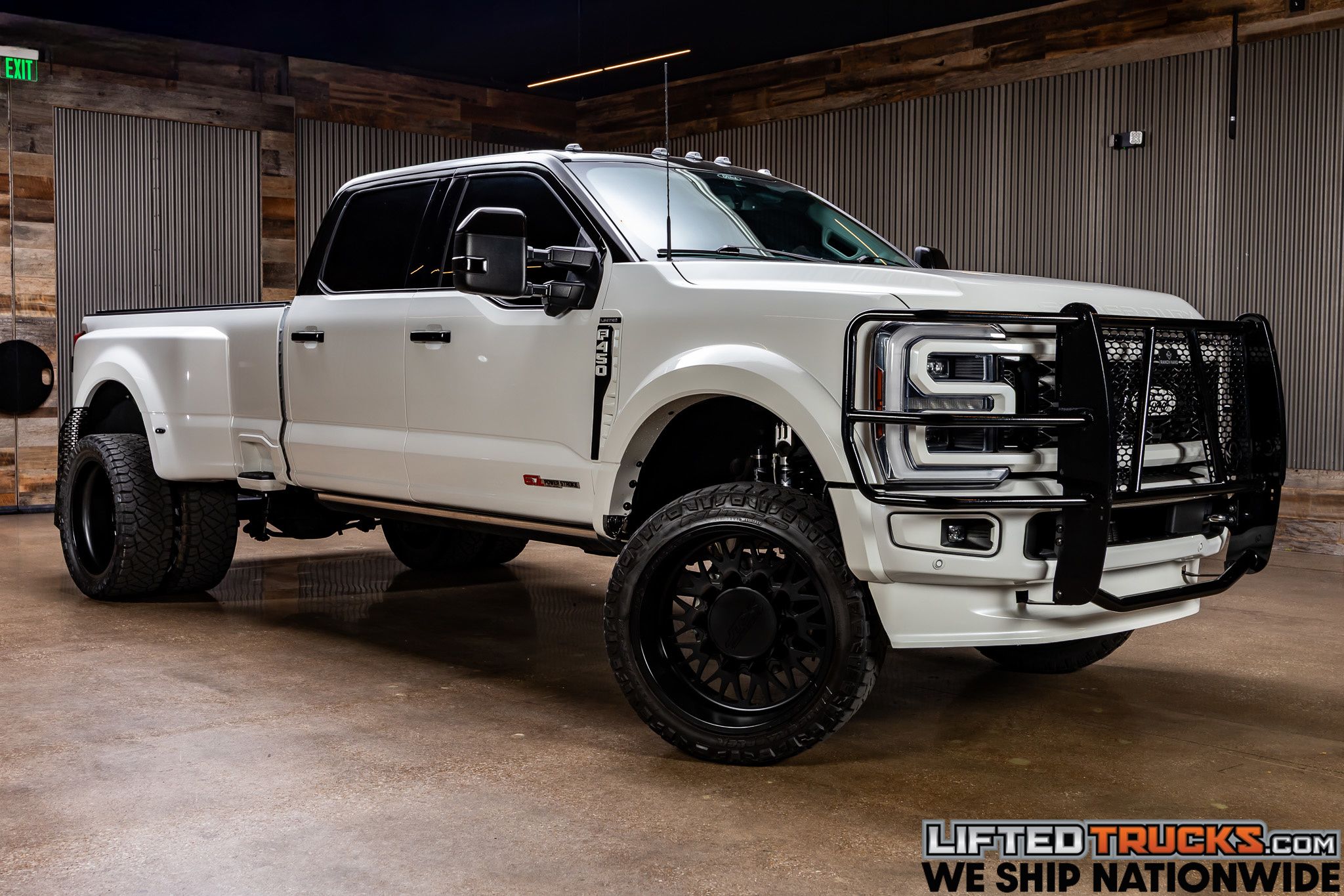2024 Ford F-450 Super Duty Limited's photo