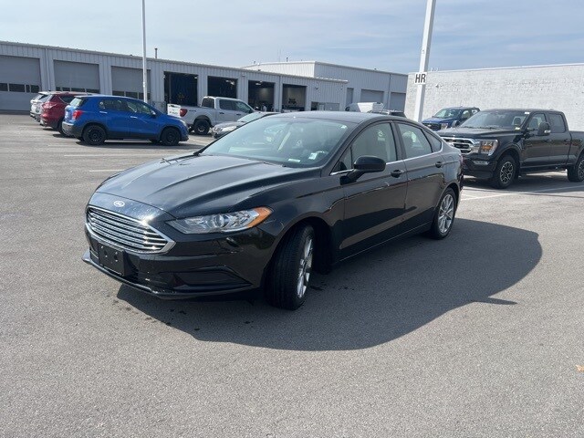 2017 Ford Fusion SE photo 2