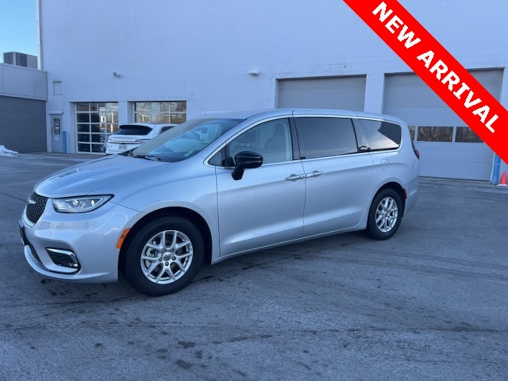 Used 2024 Chrysler Pacifica Touring L Minivan/Van