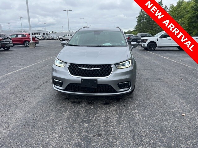 2021 Chrysler Pacifica Touring L photo 2