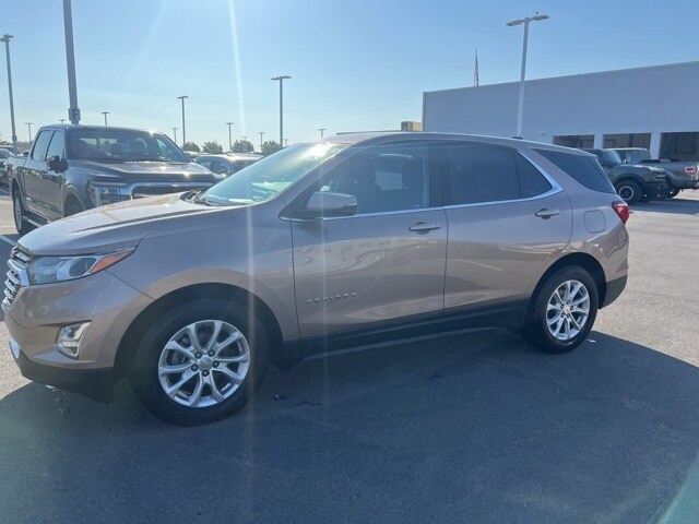 2019 Chevrolet Equinox LT photo 2