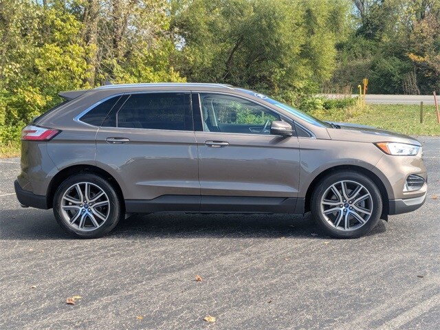 2019 Ford Edge Titanium photo 2