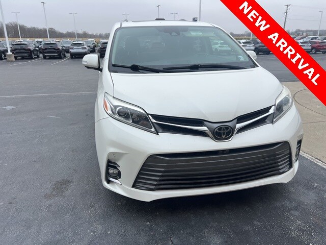 2018 Toyota Sienna L photo 3