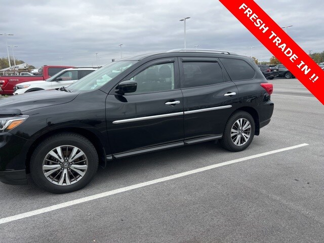 2019 Nissan Pathfinder S photo 3