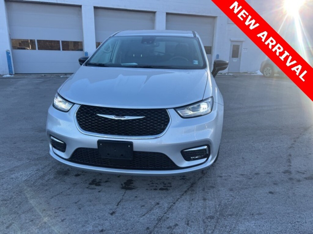 Used 2024 Chrysler Pacifica Touring L Minivan/Van