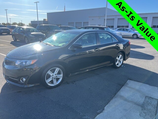 2014 Toyota Camry SE photo 2