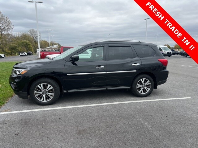 2019 Nissan Pathfinder S photo 2