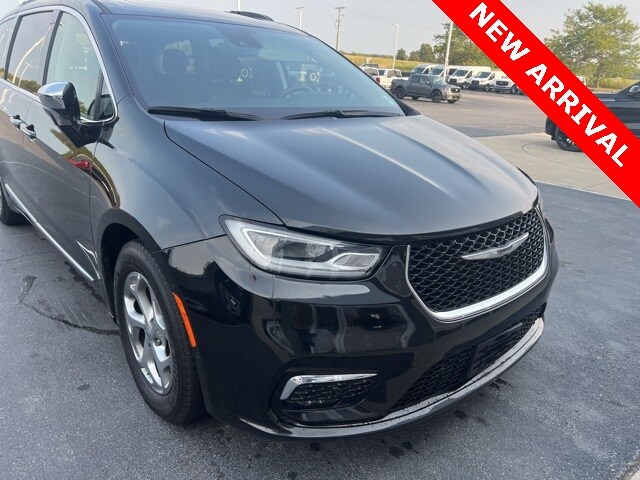 2022 Chrysler Pacifica Limited photo 3