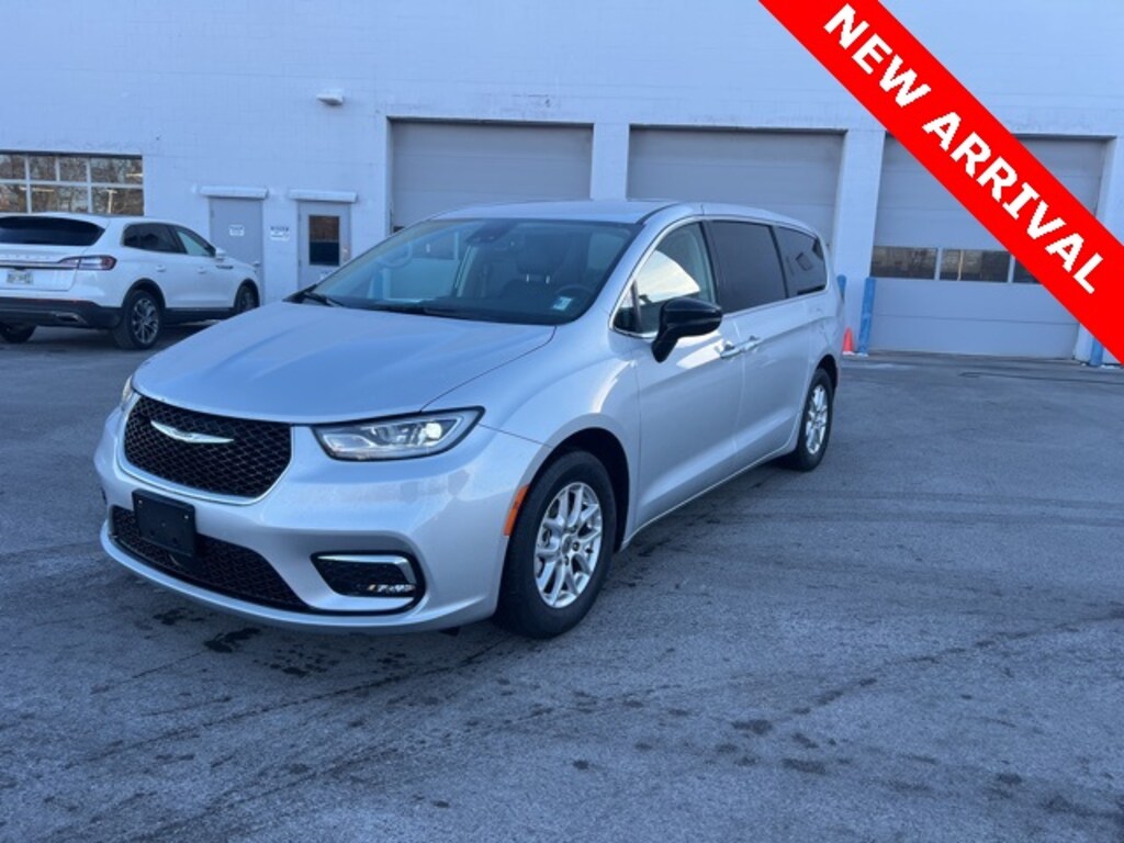 Used 2024 Chrysler Pacifica Touring L Minivan/Van