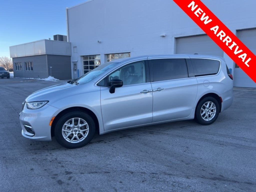 Used 2024 Chrysler Pacifica Touring L Minivan/Van