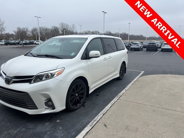 2018 Toyota Sienna L photo 2