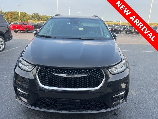 2022 Chrysler Pacifica Limited photo 2