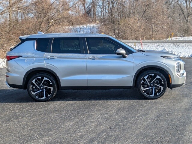 2022 Mitsubishi Outlander SE photo 4