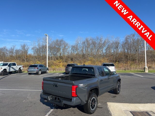 2025 Toyota Tacoma TRD Off-Road photo 3