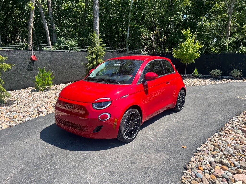 2024 FIAT 500e Base's photo