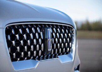 The stunning grille of a Lincoln Aviator® Grand Touring is shown