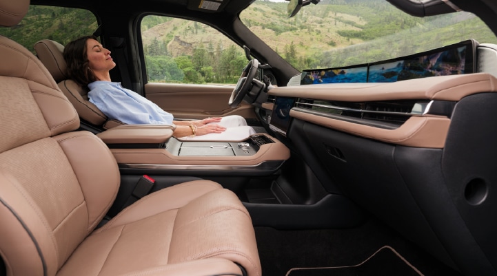  The driver of a parked Lincoln Navigator® SUV enjoys the Lincoln Rejuvenate experience.