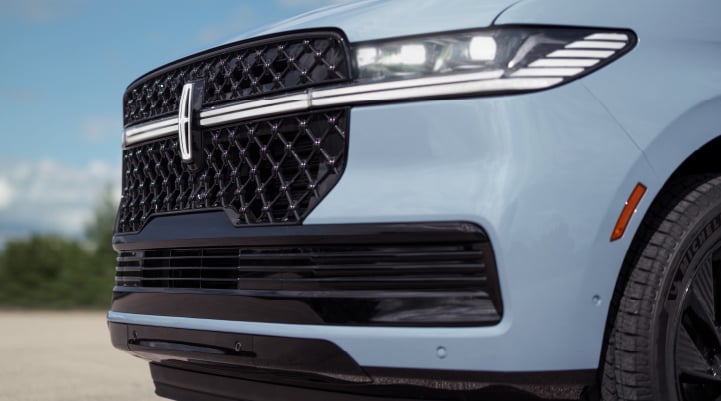  The front grille of a 2025 Lincoln Navigator® SUV with the available Jet Appearance Package.