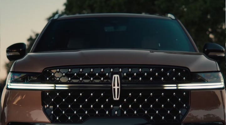  The Lincoln Embrace illuminates portions of the the grille of a 2026 Lincoln Navigator® SUV.