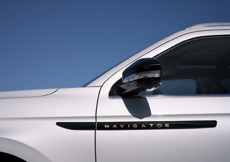 Navigator side profile black wheels