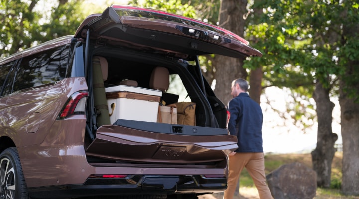  The Lincoln Split Gate of a 2026 Lincoln Navigator® SUV is open, revealing cargo in the rear.