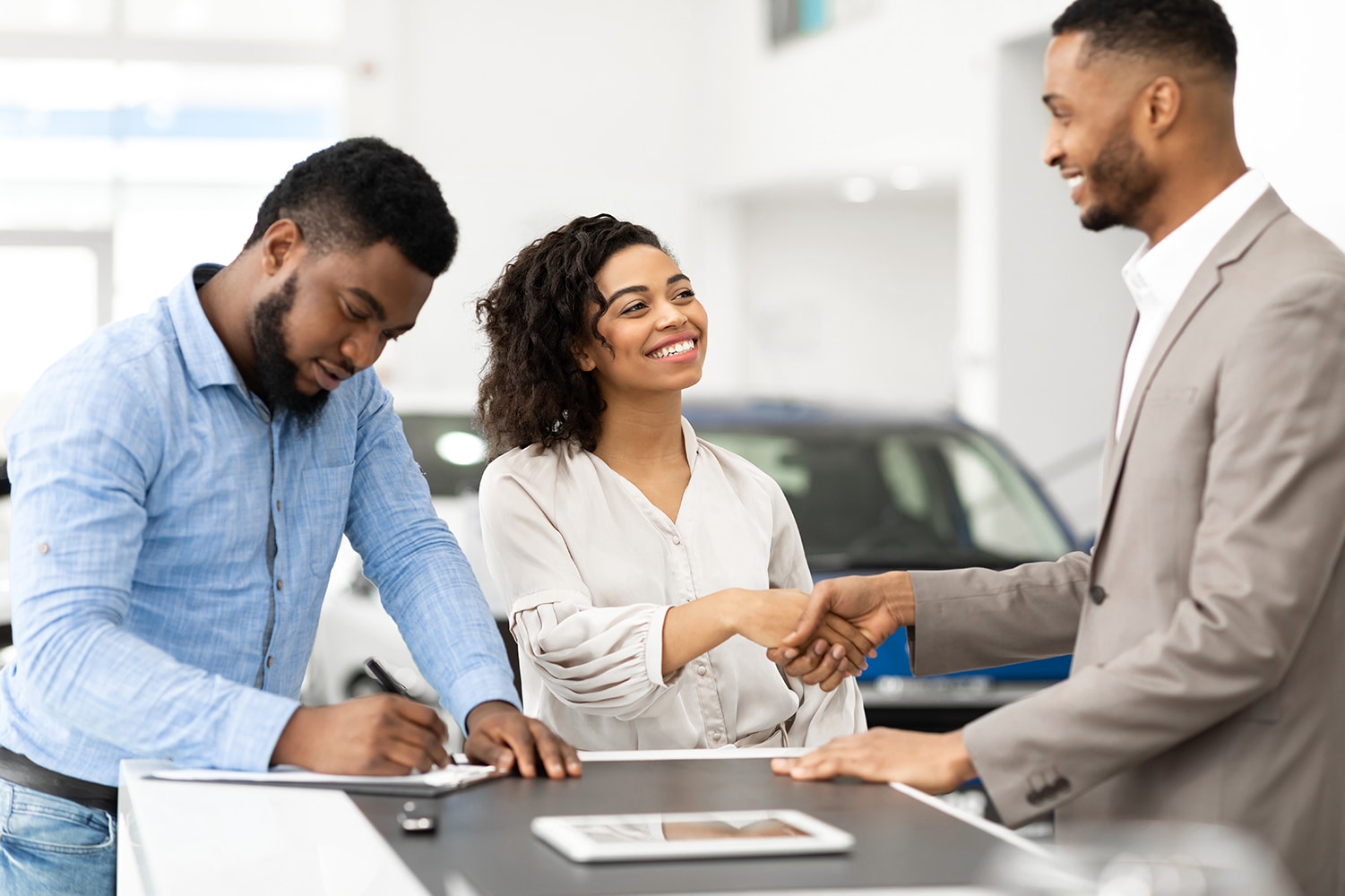 GAP insurance explained at Lincoln of New Bern | Lincoln finance advisor helping couple